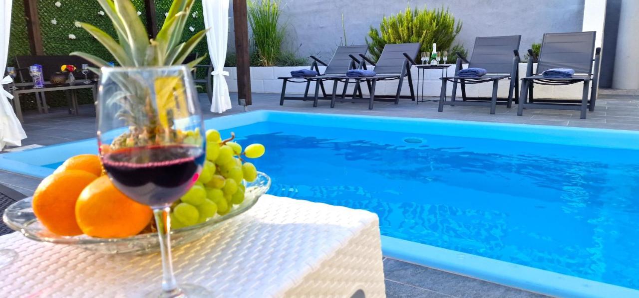 Sunny Holiday House With Pool Kastela Exterior photo