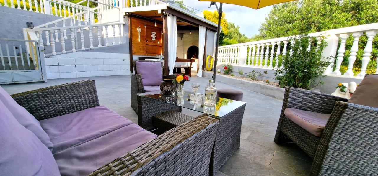 Sunny Holiday House With Pool Kastela Exterior photo