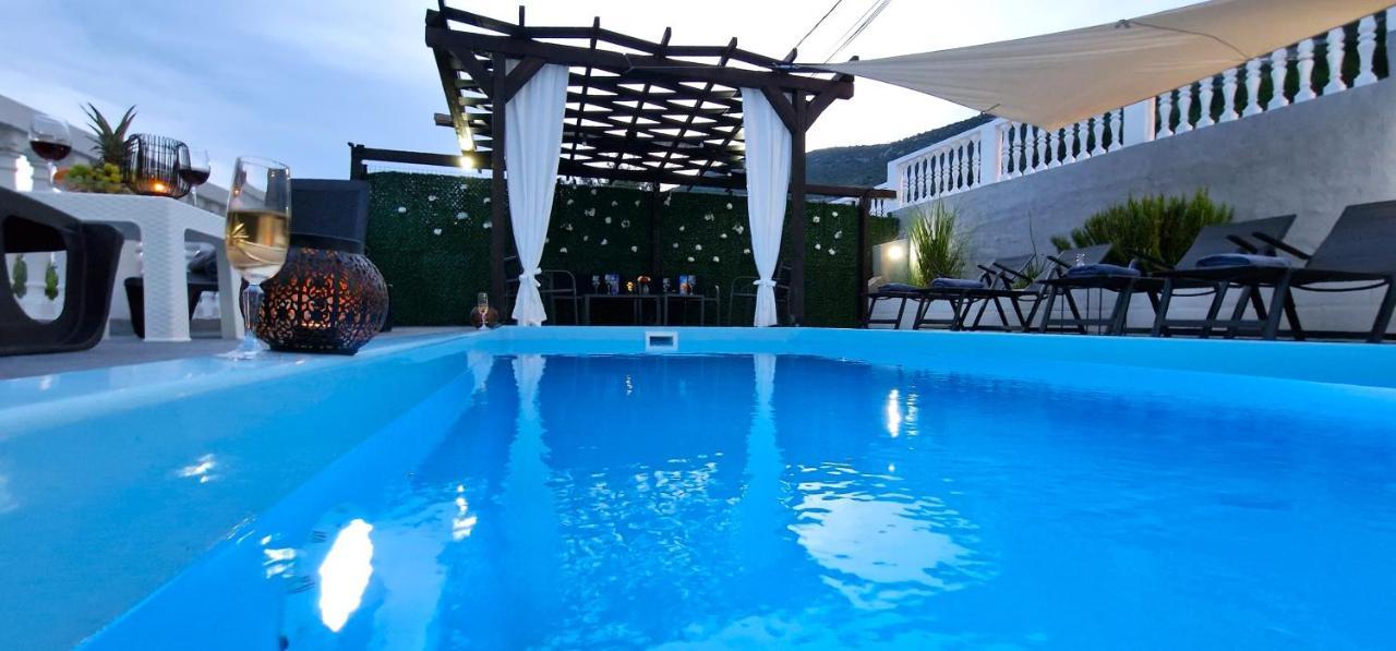 Sunny Holiday House With Pool Kastela Exterior photo