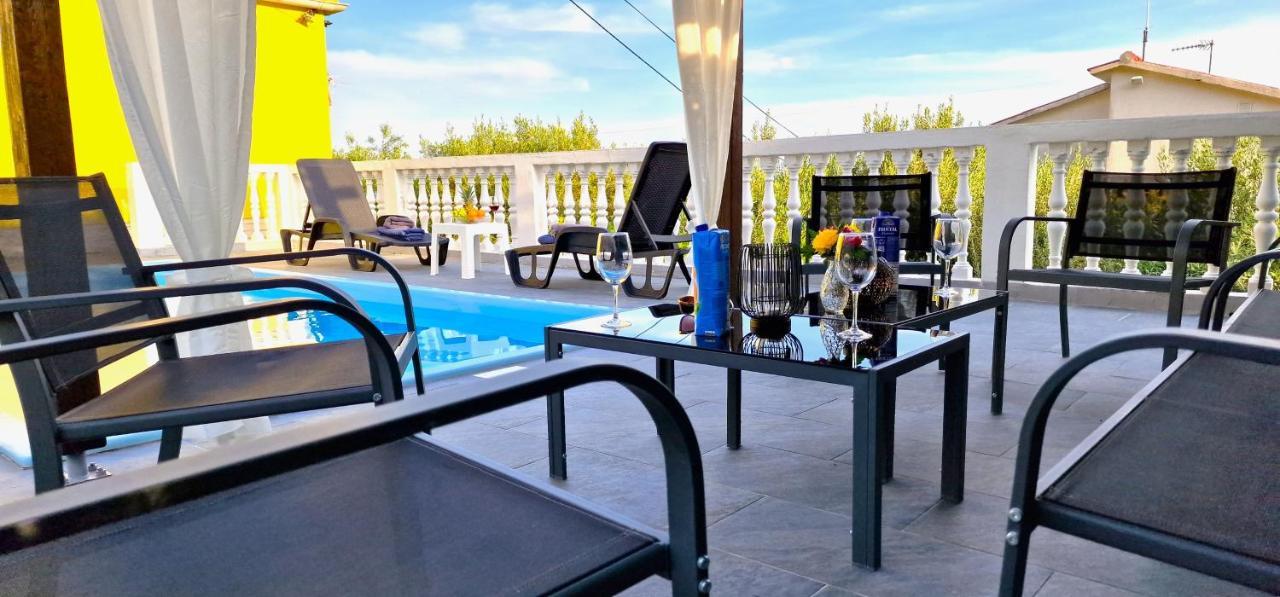 Sunny Holiday House With Pool Kastela Exterior photo