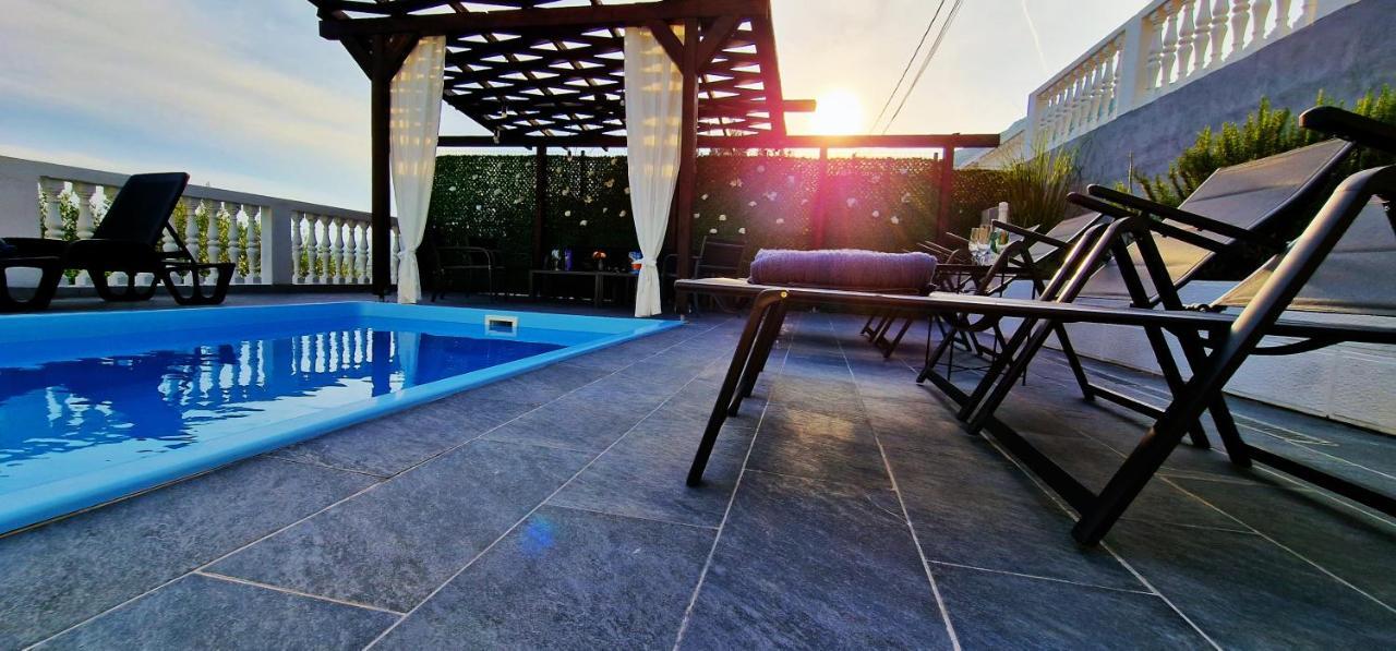 Sunny Holiday House With Pool Kastela Exterior photo