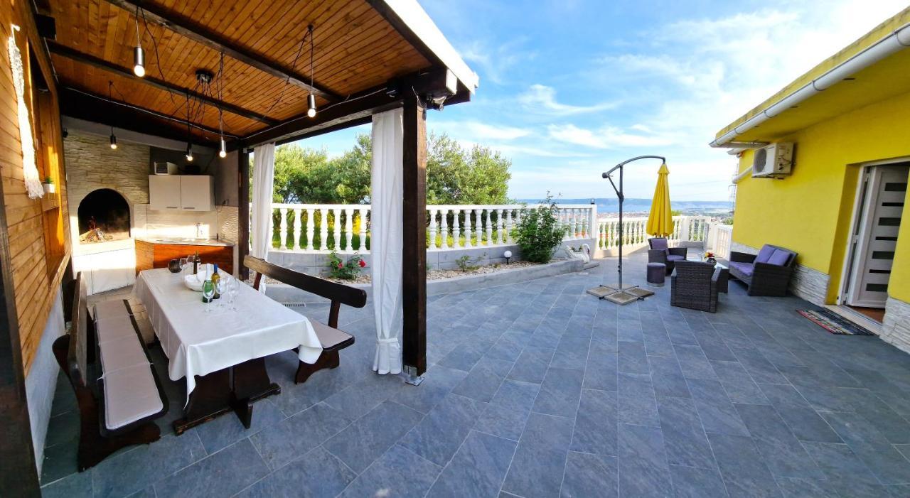 Sunny Holiday House With Pool Kastela Exterior photo