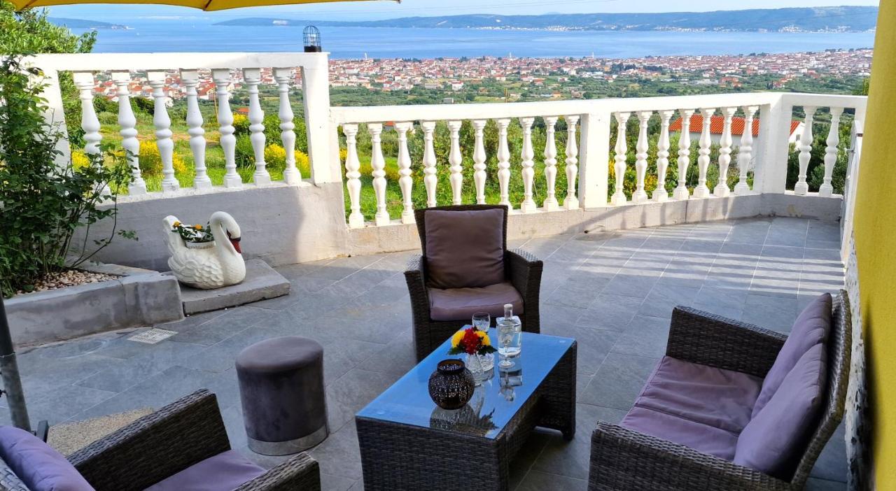 Sunny Holiday House With Pool Kastela Exterior photo