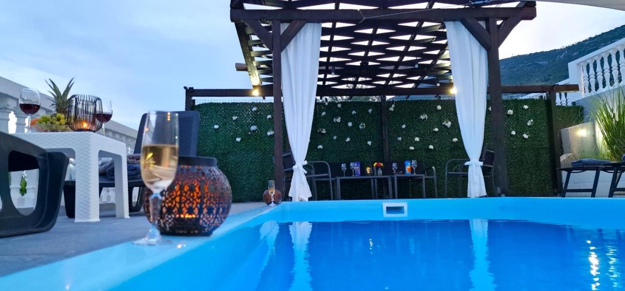 Sunny Holiday House With Pool Kastela Exterior photo