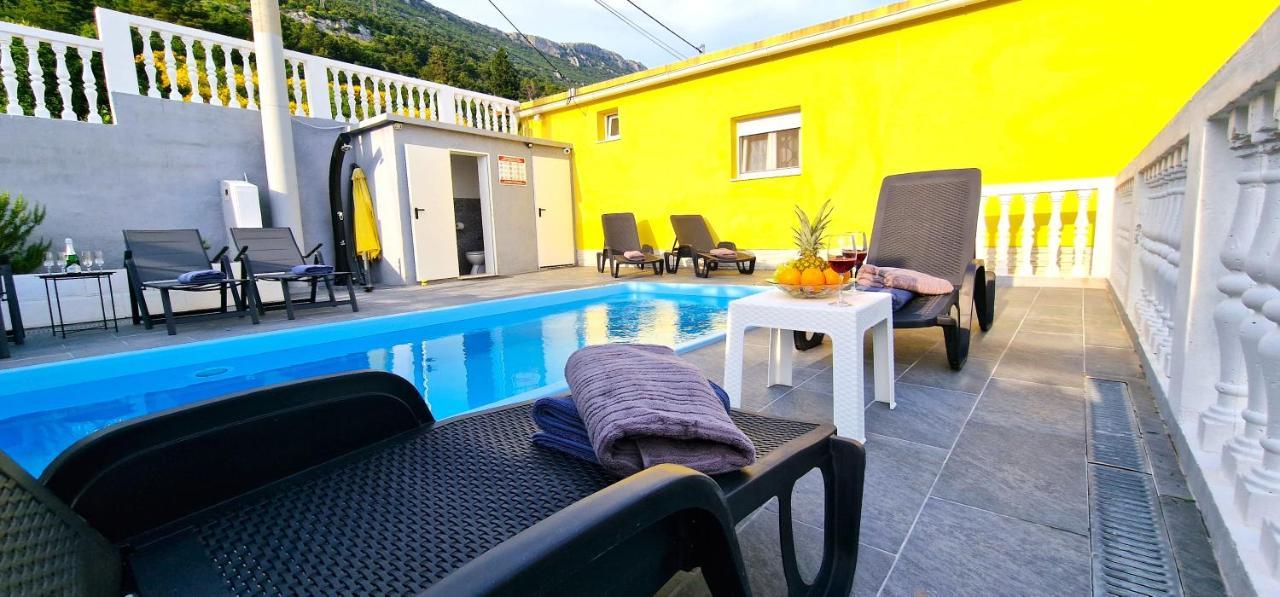 Sunny Holiday House With Pool Kastela Exterior photo