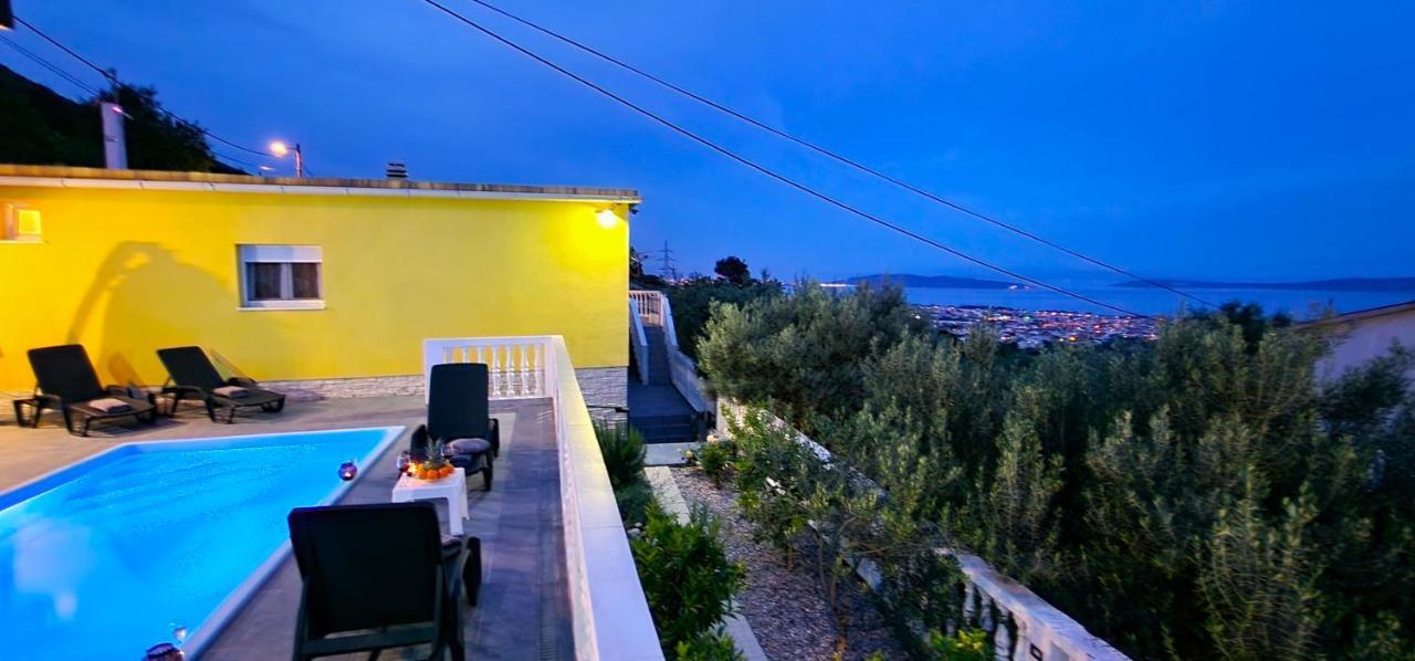 Sunny Holiday House With Pool Kastela Exterior photo