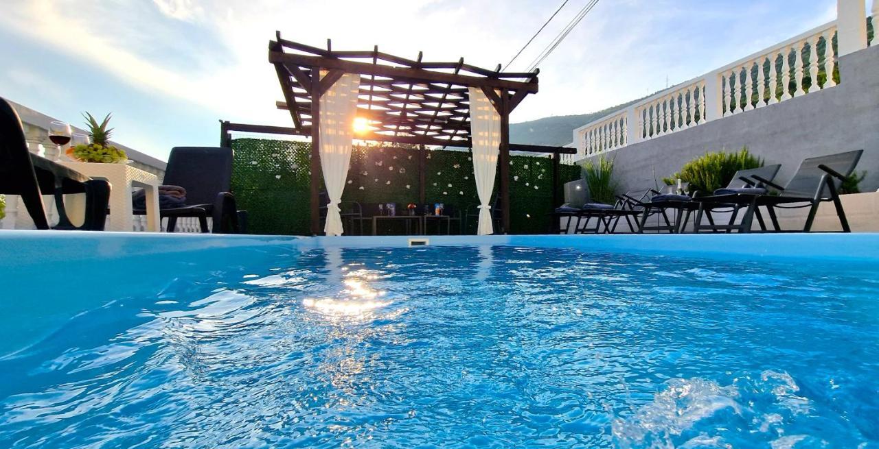 Sunny Holiday House With Pool Kastela Exterior photo