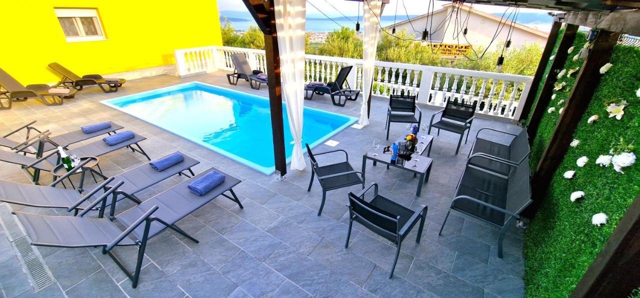 Sunny Holiday House With Pool Kastela Exterior photo