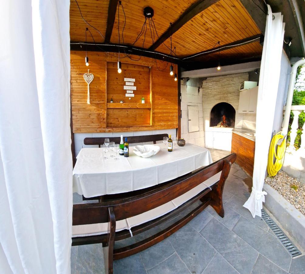 Sunny Holiday House With Pool Kastela Exterior photo