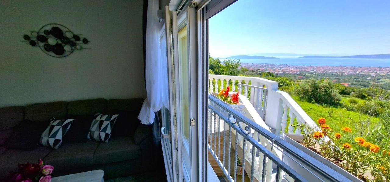 Sunny Holiday House With Pool Kastela Exterior photo