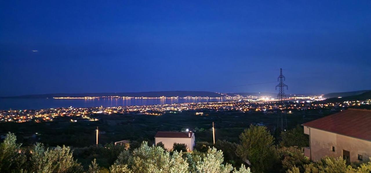 Sunny Holiday House With Pool Kastela Exterior photo